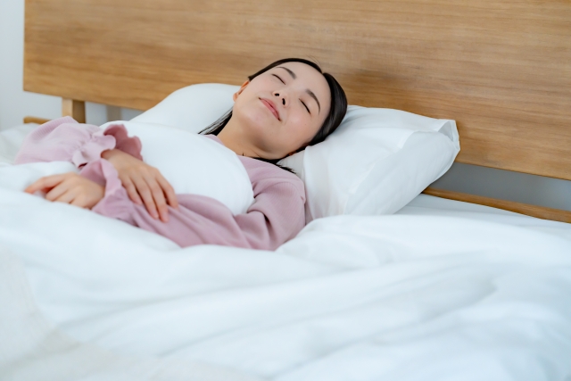 アロマテラピーは睡眠に効果がある？おすすめの精油をプロが解説