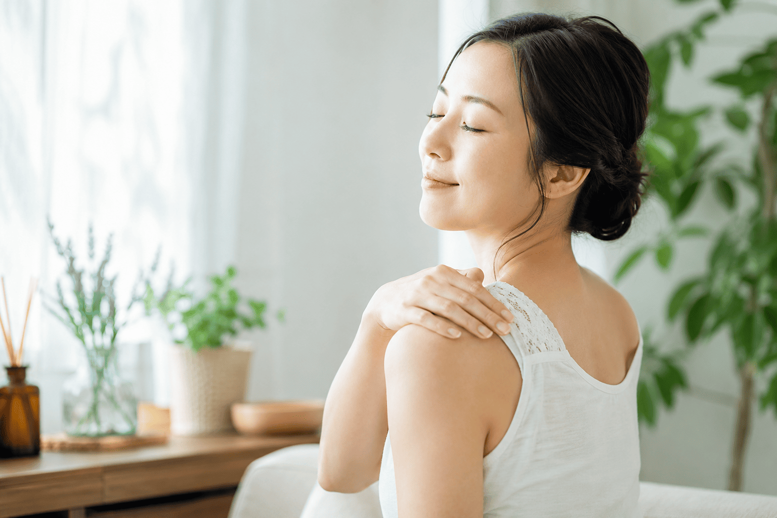 アロマテラピーで肩甲骨のこりをやさしくケア｜重だるい背中を整える方法